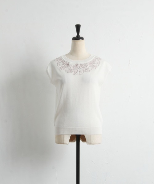 tocco closet(トッコ クローゼット)の「ビジュー付きフラワー刺繍シャリ感ニットプルオーバー(ニット/セーター・レディース・ブラック/アイボリー/モカ・M)」の13枚目の写真