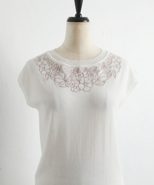 tocco closet(トッコ クローゼット)の「ビジュー付きフラワー刺繍シャリ感ニットプルオーバー(ニット/セーター・レディース・ブラック/アイボリー/モカ・M)」の5枚目の写真