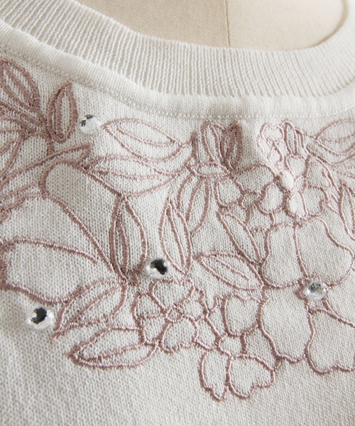 tocco closet(トッコ クローゼット)の「ビジュー付きフラワー刺繍シャリ感ニットプルオーバー(ニット/セーター・レディース・ブラック/アイボリー/モカ・M)」の6枚目の写真