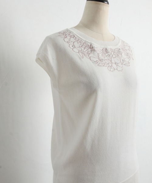 tocco closet(トッコ クローゼット)の「ビジュー付きフラワー刺繍シャリ感ニットプルオーバー(ニット/セーター・レディース・ブラック/アイボリー/モカ・M)」の7枚目の写真