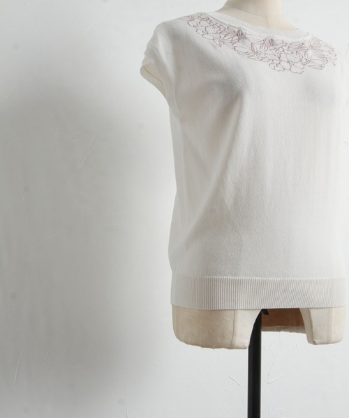 tocco closet(トッコ クローゼット)の「ビジュー付きフラワー刺繍シャリ感ニットプルオーバー(ニット/セーター・レディース・ブラック/アイボリー/モカ・M)」の8枚目の写真