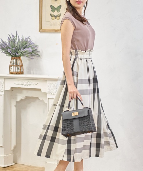 tocco closet(トッコ クローゼット)の「ビジュー付きフラワー刺繍シャリ感ニットプルオーバー(ニット/セーター・レディース・ブラック/アイボリー/モカ・M)」の21枚目の写真
