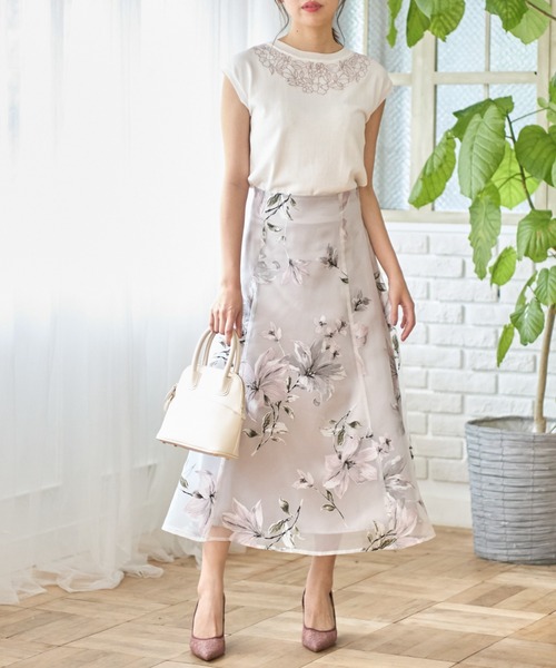 tocco closet(トッコ クローゼット)の「ビジュー付きフラワー刺繍シャリ感ニットプルオーバー(ニット/セーター・レディース・ブラック/アイボリー/モカ・M)」の4枚目の写真