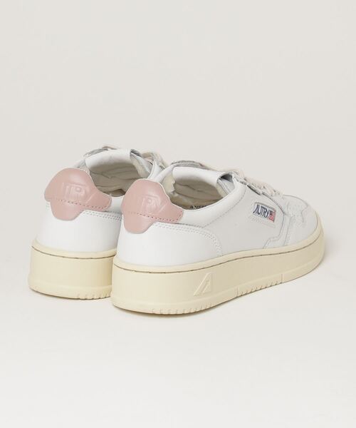 AUTRY(オートリー)の「AUTRY MEDALIST LOW LEATHER SUEDE SNEAKER オートリー メダリスト ローカット レザー スウェット スニーカー(スニーカー・レディース・ホワイト系2/ホワイト×ブルー/ホワイト×ブラック/ホワイト×ピンク/ホワイト系3・38/39/40/37/36/35)」の6枚目の写真