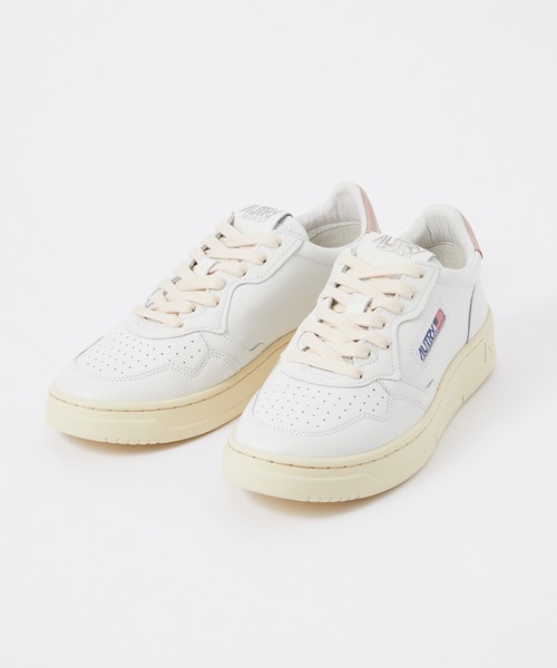 AUTRY(オートリー)の「AUTRY MEDALIST LOW LEATHER SUEDE SNEAKER オートリー メダリスト ローカット レザー スウェット スニーカー(スニーカー・レディース・ホワイト系2/ホワイト×ブルー/ホワイト×ブラック/ホワイト×ピンク/ホワイト系3・38/39/40/37/36/35)」の1枚目の写真