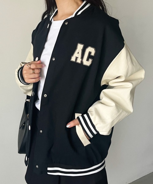 CLEA（クレア）の「ワンポイント刺繍 配色オーバーサイズスタジャン（スタジャン・レディース・ブラック/アイボリー・FREE）」の2枚目の写真