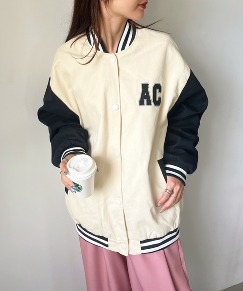 CLEA（クレア）の「ワンポイント刺繍 配色オーバーサイズスタジャン（スタジャン・レディース・ブラック/アイボリー・FREE）」の4枚目の写真