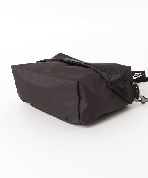 NIKE(ナイキ)の「NIKE WMNS NSW FUTURA CROSSBODY CW9304-010(ショルダーバッグ・レディース・ブラック・ONE SIZE)」の7枚目の写真