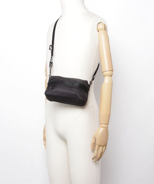 NIKE(ナイキ)の「NIKE WMNS NSW FUTURA CROSSBODY CW9304-010(ショルダーバッグ・レディース・ブラック・ONE SIZE)」の9枚目の写真