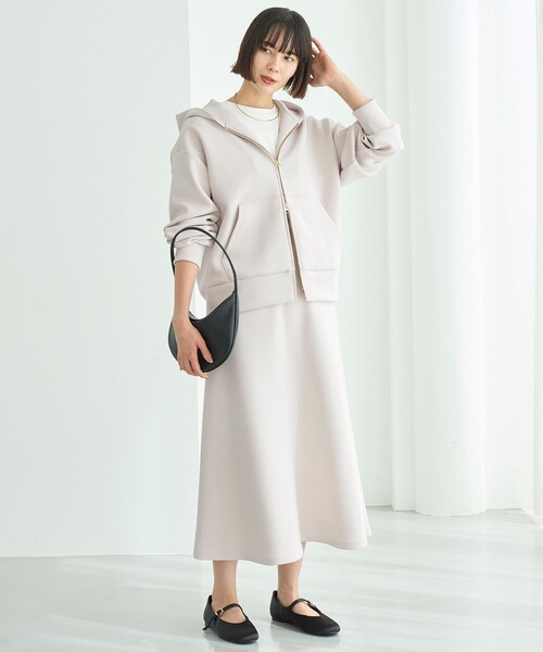 UNFILO（アンフィーロ）の「【野呂佳代さん着用】BEAUTY FORM JERSEY セミフレアスカート（スカート・レディース・ブラック系/ネイビー系/グレー系/アイボリー系/イエロー系/ベージュ系/ダークブラウン系・X-LARGE）」の4枚目の写真