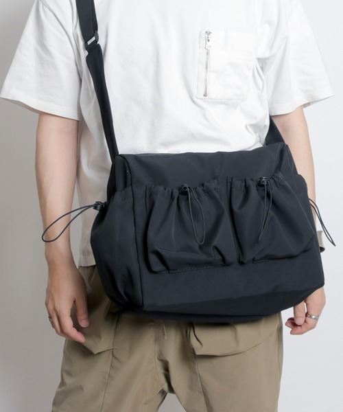 MASSIVE STORE(マッシブストア)の「【recomend selection/セレクト】quadruple pocket drawstring bag 4つの巾着ポケットショルダーバッグ(ショルダーバッグ・メンズ・グレー/ブラック/ホワイト・FREE)」の2枚目の写真