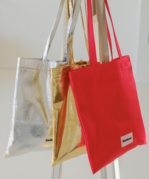 Kastane(カスタネ)の「【新色追加/A4サイズ/PCサイズ/5色展開】シャイニーマルチトートBAG(トートバッグ・レディース・アイボリー/ゴールド/シルバー/レッド/ゴールド系その他/オフホワイト・FREE)」の4枚目の写真