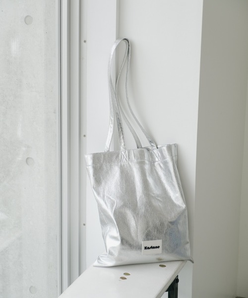 Kastane(カスタネ)の「【新色追加/A4サイズ/PCサイズ/5色展開】シャイニーマルチトートBAG(トートバッグ・レディース・アイボリー/ゴールド/シルバー/レッド/ゴールド系その他/オフホワイト・FREE)」の15枚目の写真