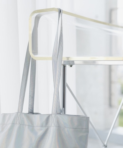 Kastane(カスタネ)の「【新色追加/A4サイズ/PCサイズ/5色展開】シャイニーマルチトートBAG(トートバッグ・レディース・アイボリー/ゴールド/シルバー/レッド/ゴールド系その他/オフホワイト・FREE)」の8枚目の写真