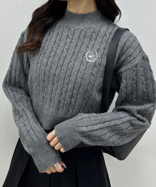 OLIVE des OLIVE（オリーブデオリーブ）の「ハイネックケーブルコンパクトトップス 1032050430（ニット/セーター・レディース・チャコールグレー/サックスブルー/オフホワイト/ブラック・FREE）」の3枚目の写真