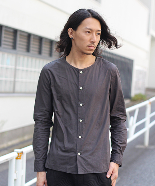 Lui's（ルイス）の「Lui's(ルイス) ノーカラーシャツ（シャツ/ブラウス・メンズ・ホワイト/カーキ/チャコールグレー・SMALL/MEDIUM）」の2枚目の写真