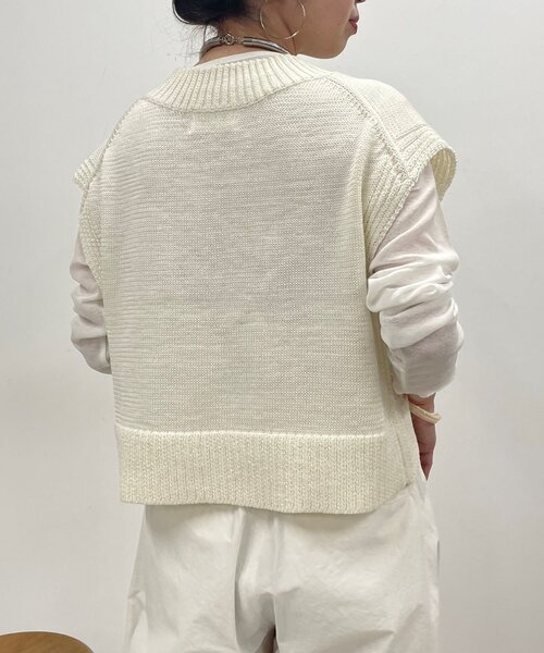 Omekashi（オメカシ）の「テープヤーンニットベスト（ベスト・レディース・キャメル/オフホワイト/ブラック/グレー・FREE）」の18枚目の写真