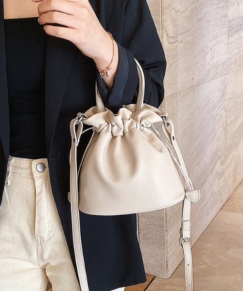 CREARE -LINO-(クレアーレリノ)の「<レディーズ商品>巾着型ショルダーバッグ/バック(ショルダーバッグ・レディース・ブラック/オフホワイト・FREE)」の2枚目の写真
