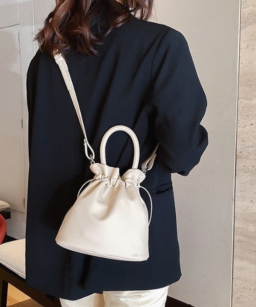 CREARE -LINO-(クレアーレリノ)の「<レディーズ商品>巾着型ショルダーバッグ/バック(ショルダーバッグ・レディース・ブラック/オフホワイト・FREE)」の3枚目の写真