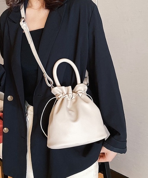 CREARE -LINO-(クレアーレリノ)の「<レディーズ商品>巾着型ショルダーバッグ/バック(ショルダーバッグ・レディース・ブラック/オフホワイト・FREE)」の4枚目の写真