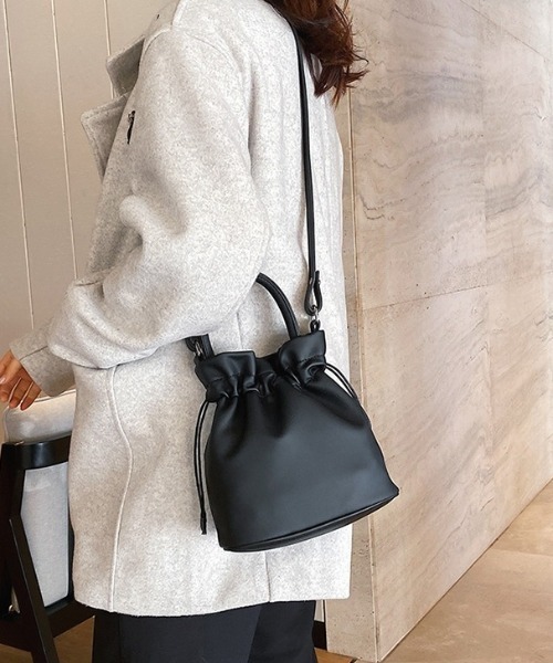 CREARE -LINO-(クレアーレリノ)の「<レディーズ商品>巾着型ショルダーバッグ/バック(ショルダーバッグ・レディース・ブラック/オフホワイト・FREE)」の5枚目の写真