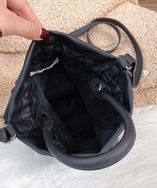 CREARE -LINO-(クレアーレリノ)の「<レディーズ商品>巾着型ショルダーバッグ/バック(ショルダーバッグ・レディース・ブラック/オフホワイト・FREE)」の6枚目の写真