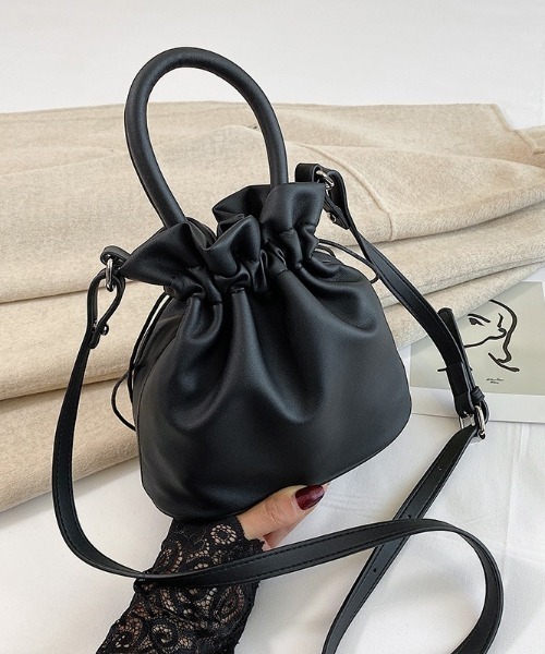 CREARE -LINO-(クレアーレリノ)の「<レディーズ商品>巾着型ショルダーバッグ/バック(ショルダーバッグ・レディース・ブラック/オフホワイト・FREE)」の10枚目の写真