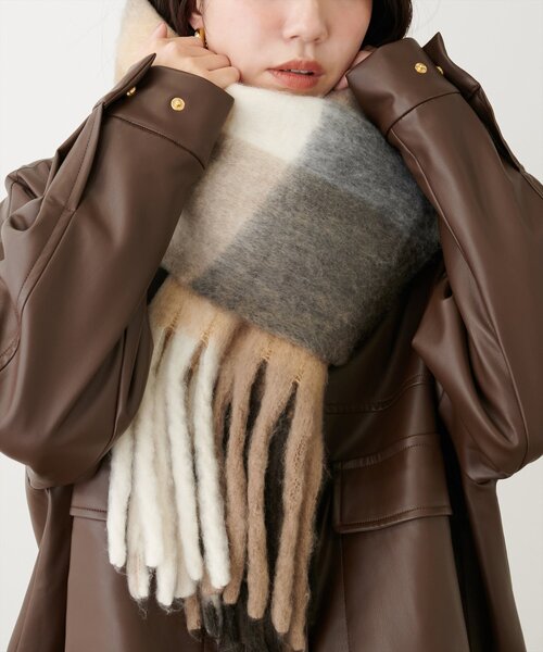 natural couture(ナチュラルクチュール)の「起毛フェイクウールチェック柄マフラー(ストール/ショール・レディース・ブルー/パープル/オレンジ/ブラウン/ピンク・FREE)」の13枚目の写真