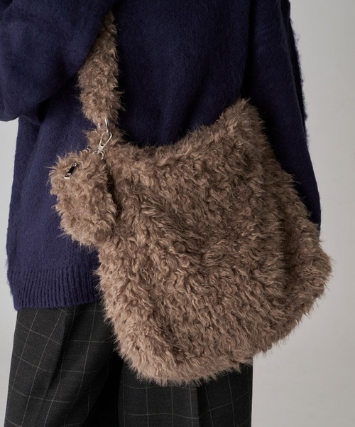 ONCILY(オンシェリー)の「FUR BAG WITH MINI POUCH / ミニポーチ付きファーバッグ(ショルダーバッグ・メンズ・ブラウン/ブラック・FREE)」の1枚目の写真