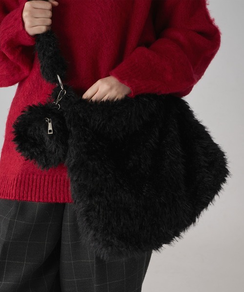 ONCILY(オンシェリー)の「FUR BAG WITH MINI POUCH / ミニポーチ付きファーバッグ(ショルダーバッグ・メンズ・ブラウン/ブラック・FREE)」の2枚目の写真