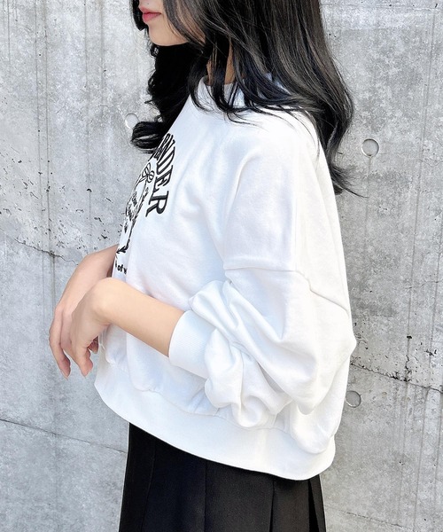 INGNI(イング)の「リボンカレッジロゴショートスウェットトップス(スウェット・レディース・ホワイト×ブラック/ブラック×ホワイト/グレー×ホワイト・M)」の7枚目の写真