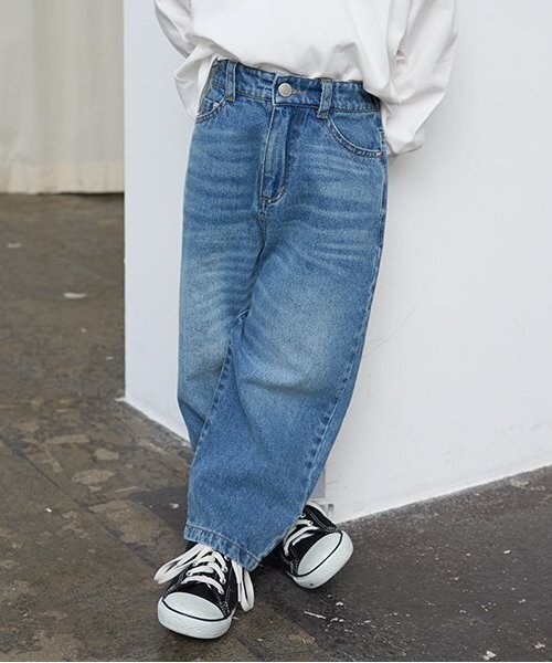 b・ROOM(ビールーム)の「【LOVE DENIM】ストレートパンツ(デニムパンツ・キッズ・サックスブルー/ブルー・110cm/100cm/120cm/130cm/140cm/150cm)」の2枚目の写真