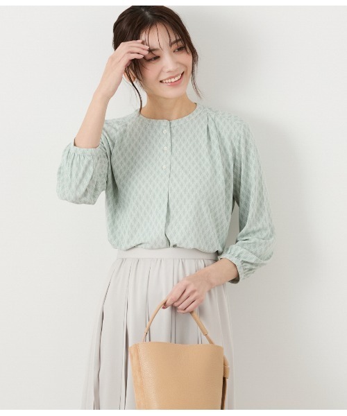 NEWYORKER(ニューヨーカー)の「ポリエステル強撚スムース タイルプリント ヘンリーネック7分袖プルオーバー(Tシャツ/カットソー・レディース・ライトグリーン/クリーム・L/M)」の2枚目の写真