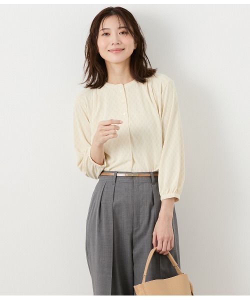 NEWYORKER(ニューヨーカー)の「ポリエステル強撚スムース タイルプリント ヘンリーネック7分袖プルオーバー(Tシャツ/カットソー・レディース・ライトグリーン/クリーム・L/M)」の1枚目の写真