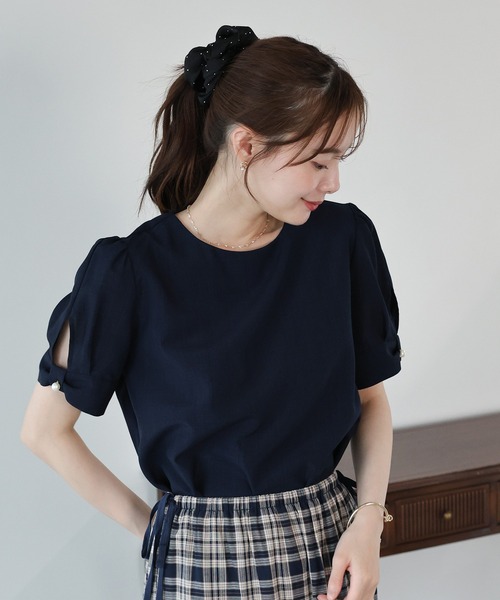 BLUEEAST(ブルーイースト)の「パールリボン麻調ブラウス(シャツ/ブラウス・レディース・ホワイト/ブルー/ブラック/モカ/ミント/ベージュ/ネイビー・MEDIUM)」の6枚目の写真