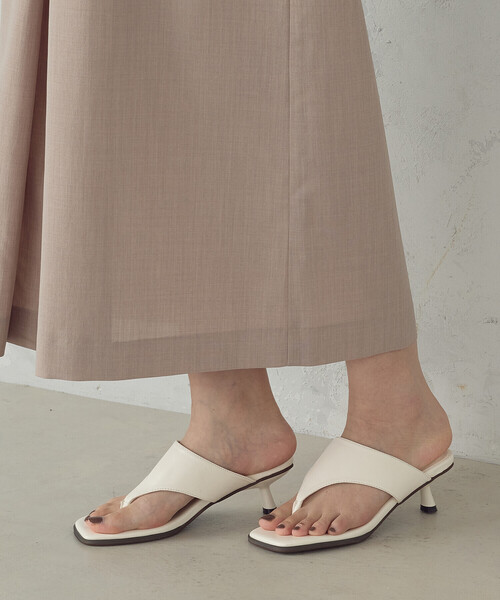 COMME CA ISM(コムサイズム)の「スクエアトゥ トングサンダル(サンダル・レディース・ブラック/オフホワイト・24.5cm/23.5cm)」の2枚目の写真