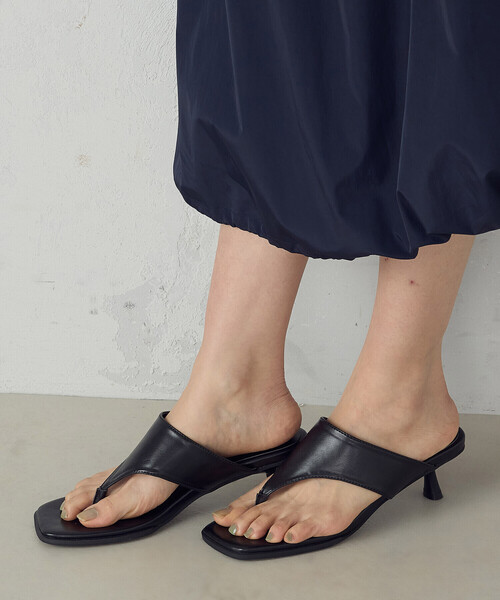 COMME CA ISM(コムサイズム)の「スクエアトゥ トングサンダル(サンダル・レディース・ブラック/オフホワイト・24.5cm/23.5cm)」の1枚目の写真