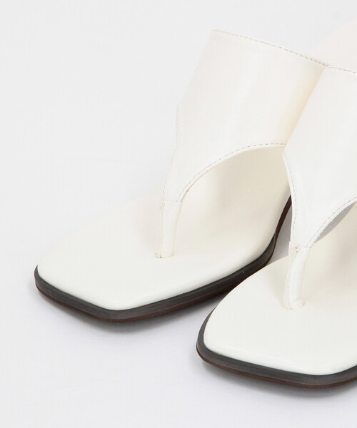 COMME CA ISM(コムサイズム)の「スクエアトゥ トングサンダル(サンダル・レディース・ブラック/オフホワイト・24.5cm/23.5cm)」の11枚目の写真