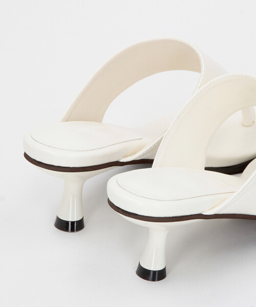 COMME CA ISM(コムサイズム)の「スクエアトゥ トングサンダル(サンダル・レディース・ブラック/オフホワイト・24.5cm/23.5cm)」の12枚目の写真