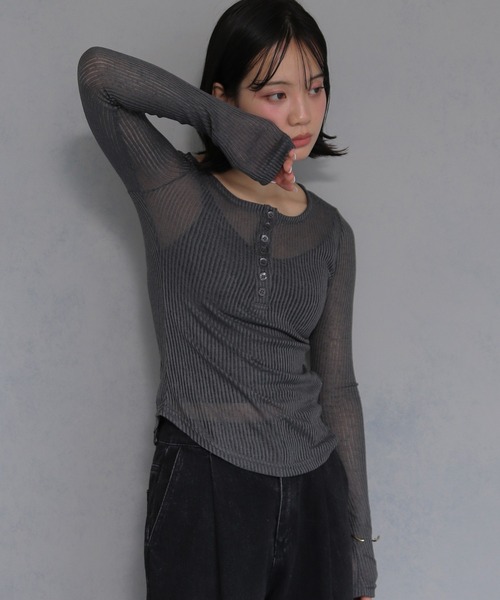 cheriella(シェリエラ)の「【cheriella】シースルーリブ ヘンリーネックトップス(Tシャツ/カットソー・レディース・ブラック/グレー/オフホワイト・M)」の1枚目の写真