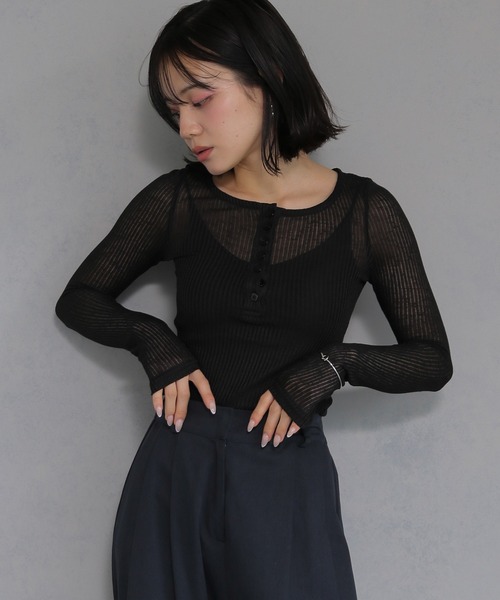 cheriella(シェリエラ)の「【cheriella】シースルーリブ ヘンリーネックトップス(Tシャツ/カットソー・レディース・ブラック/グレー/オフホワイト・M)」の3枚目の写真