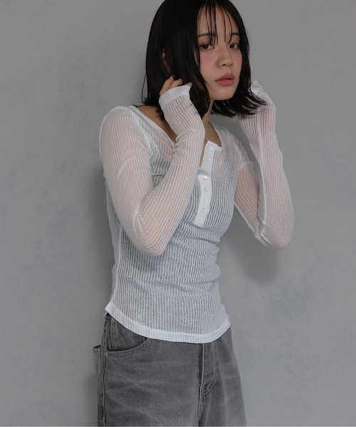 cheriella(シェリエラ)の「【cheriella】シースルーリブ ヘンリーネックトップス(Tシャツ/カットソー・レディース・ブラック/グレー/オフホワイト・M)」の20枚目の写真