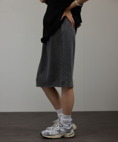 SALON adam et rope'（サロン アダム エ ロペ）の「ガーメントダイ ミニ裏毛ミディスカート（スカート・レディース・ブラウン系その他2/チャコールグレー・FREE）」の2枚目の写真