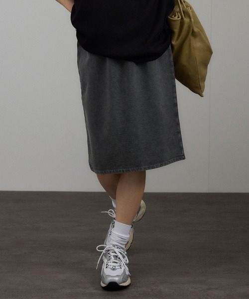 SALON adam et rope'（サロン アダム エ ロペ）の「ガーメントダイ ミニ裏毛ミディスカート（スカート・レディース・ブラウン系その他2/チャコールグレー・FREE）」の4枚目の写真