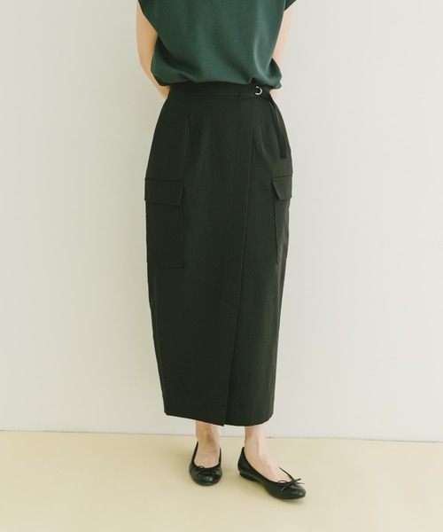 ITEMS URBANRESEARCH（アイテムズ アーバンリサーチ）の「ラップカーゴスカート（スカート・レディース・ブラック/カーキ・FREE）」の2枚目の写真