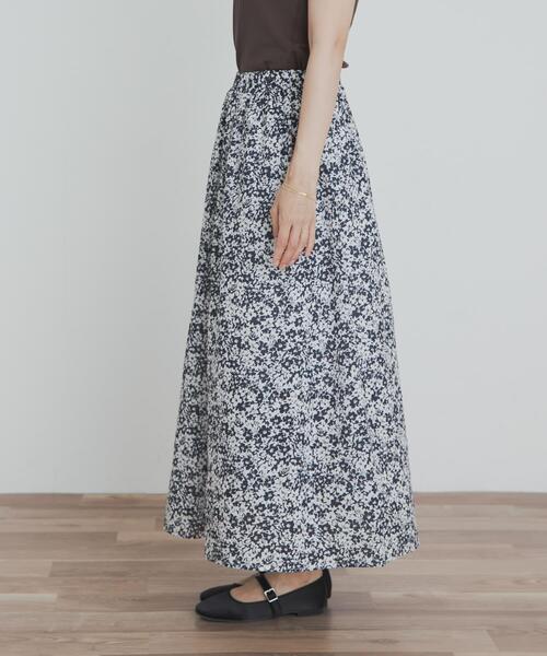 URBAN RESEARCH DOORS（アーバンリサーチドアーズ）の「フラワープリントギャザースカート（スカート・レディース・ブラック系その他/ブルー系その他・MEDIUM）」の3枚目の写真