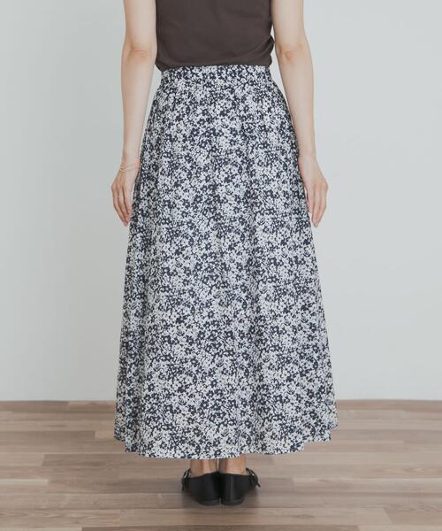URBAN RESEARCH DOORS（アーバンリサーチドアーズ）の「フラワープリントギャザースカート（スカート・レディース・ブラック系その他/ブルー系その他・MEDIUM）」の4枚目の写真