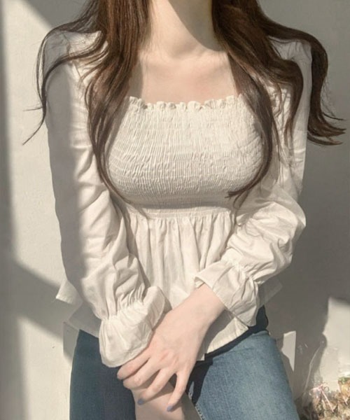 i-dare（アイディア）の「【i-dare】スクエアネック ギャザー  長袖 ブラウス（シャツ/ブラウス・レディース・ホワイト/アイボリー・SMALL/X-LARGE/MEDIUM/LARGE）」の2枚目の写真