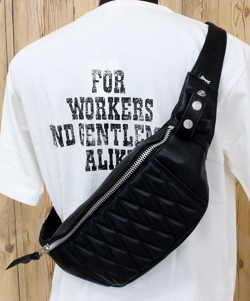 schott(ショット)の「PADDED BODY BAG(ショルダーバッグ・メンズ・ブラック×シルバー/ブラック×ゴールド・FREE)」の1枚目の写真