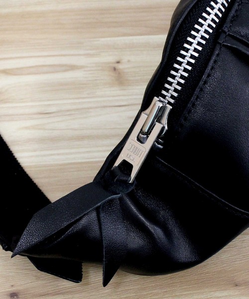 schott(ショット)の「PADDED BODY BAG(ショルダーバッグ・メンズ・ブラック×シルバー/ブラック×ゴールド・FREE)」の12枚目の写真